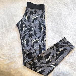 ZUMBA black and gray patterned leggings, size S (spicy)
